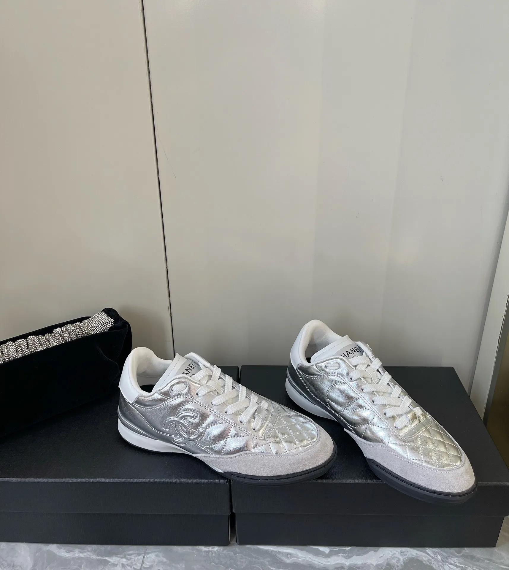 👟👟Ex-factory price 520👟👟 𝐂𝐇𝐀𝐍𝐄𝐋 Chanel's latest rhombus sports sneakers, new color white shoes ✔️ Full cowhide leather surface. The new color matching fabric adds many elements to make it look very exquisite. It will make your legs look longer when you put it on. Authentic counter replica. The upper foot can be said to be really super good! Size: 35-40 original packaging